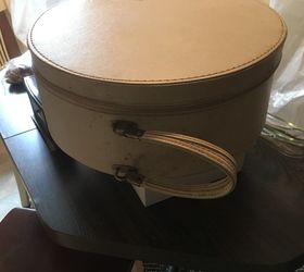 q any ideas on how to paint a suitcase i have a vintage round hat in