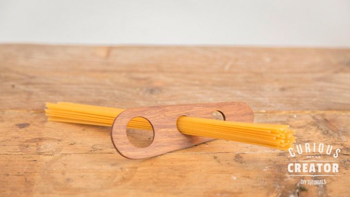 15 ideas de bricolaje para la cocina que te sern tiles, Medidor de espaguetis de bamb