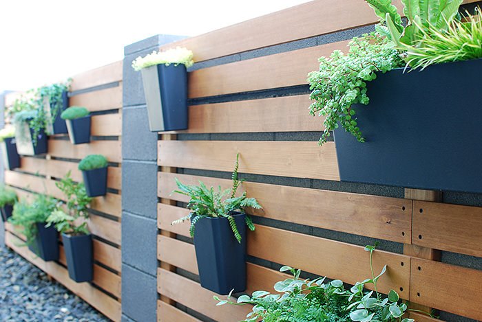 mejore al instante su espacio vital con estas increbles ideas de bricolaje, Haz un moderno muro de plantas en el exterior