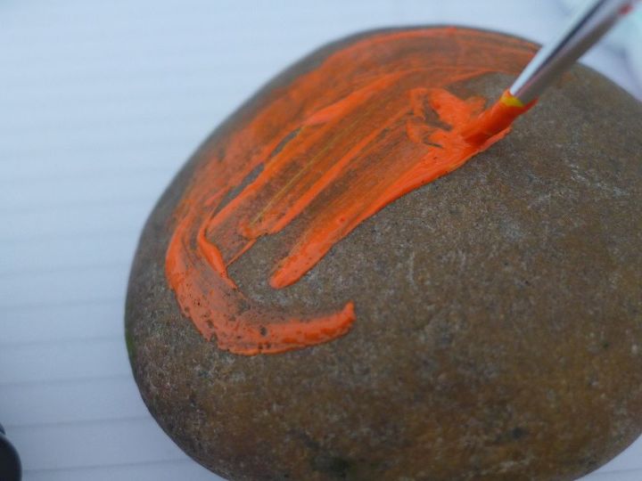 bonita roca de calabaza pintada