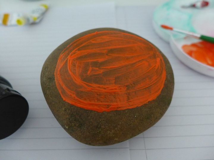 bonita roca de calabaza pintada