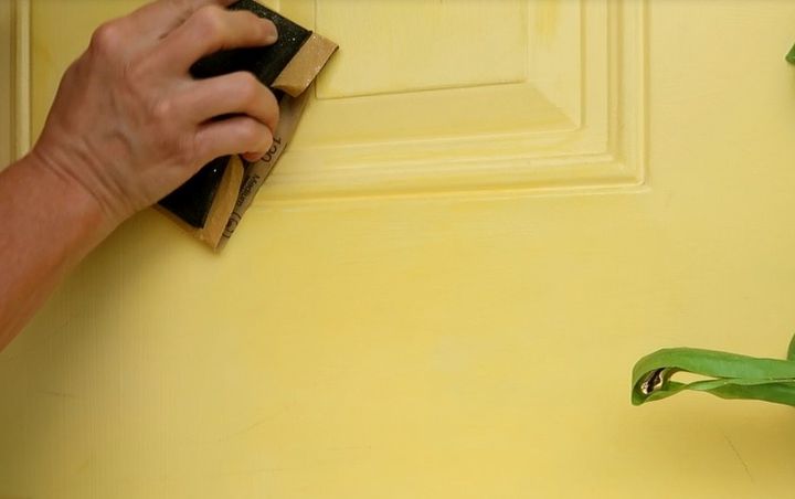 la forma correcta de pintar y estarcir una puerta de entrada