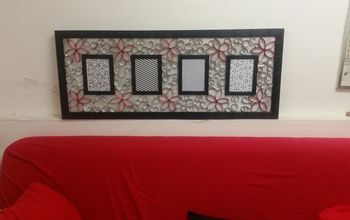 Arte de parede com moldura de espelho quebrada e rolos de papel higiênico