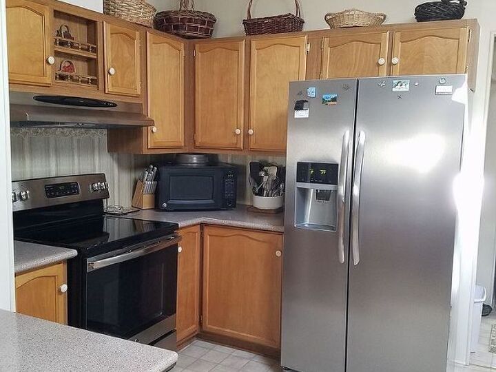 q what paint and color will work on veneer type kitchen cabinets