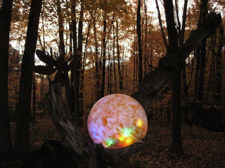 14 artculos de bricolaje imprescindibles para todos los viajes de acampada, Bola de cristal iluminada