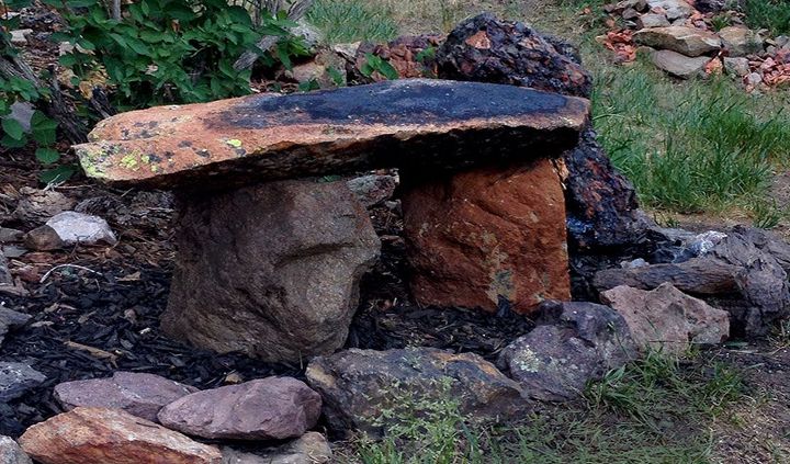mobilirio rock a evoluo para alm da decorao dos flintstones, Banco de pedra com cobertura morta e borda