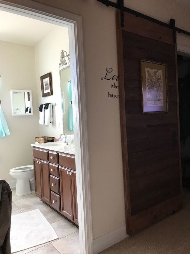 q privacy between toilet and vanity