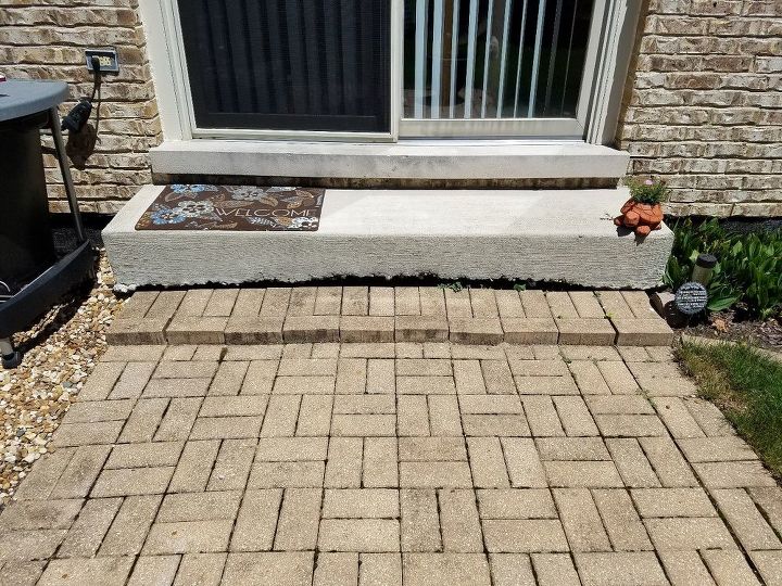 q hiding bottom of stoop