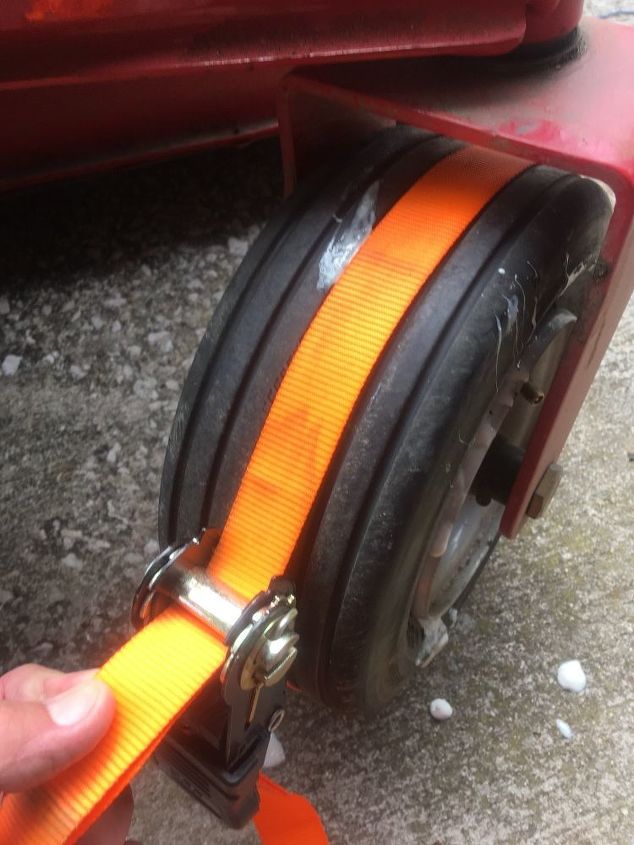 reparando um pneu furado em um cortador de grama