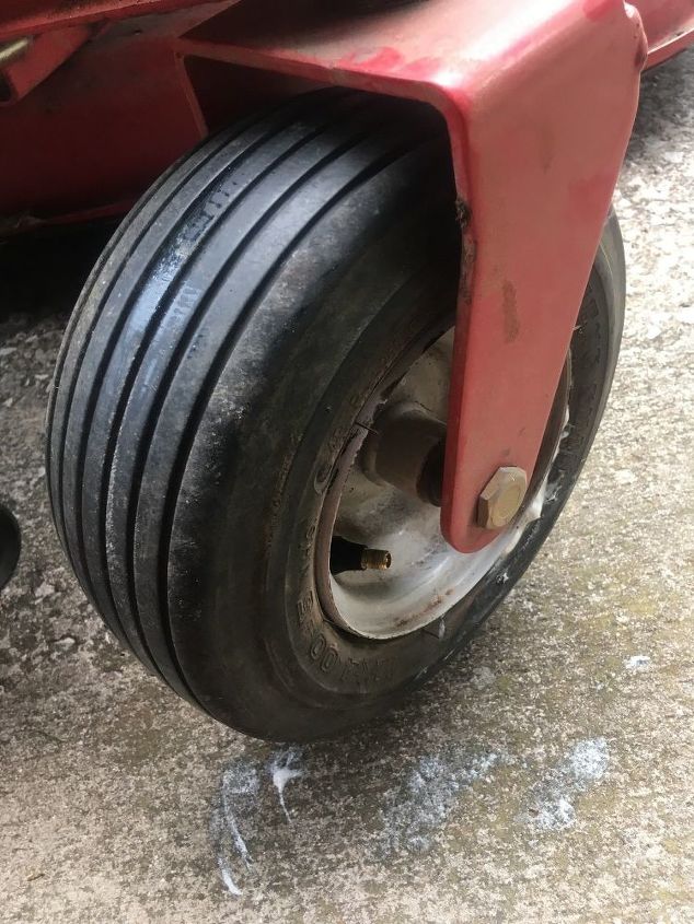 reparando um pneu furado em um cortador de grama