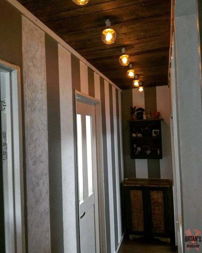 reforma do corredor teto de paletes luzes e listras