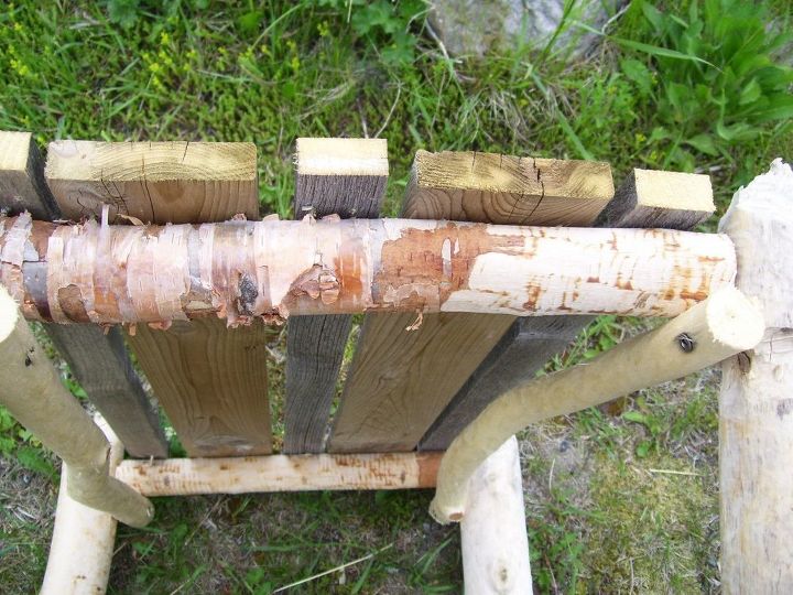 mesa ao ar livre feita de madeira mastigada pelo castor