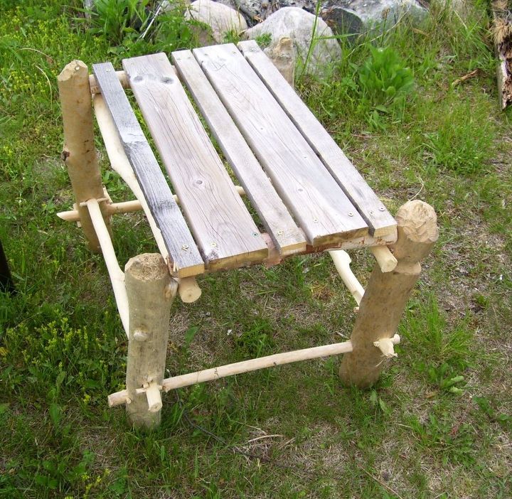 mesa ao ar livre feita de madeira mastigada pelo castor