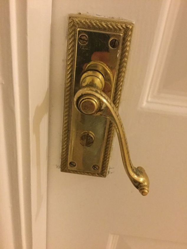 q how to change a bath room door lock