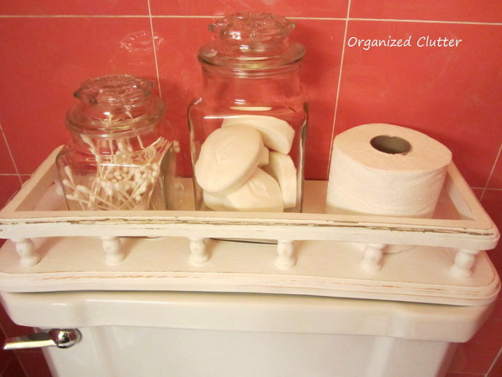 15 upgrades de banheiro que voc pode fazer sozinho, Uma prateleira de vaso sanit rio vintage reformada