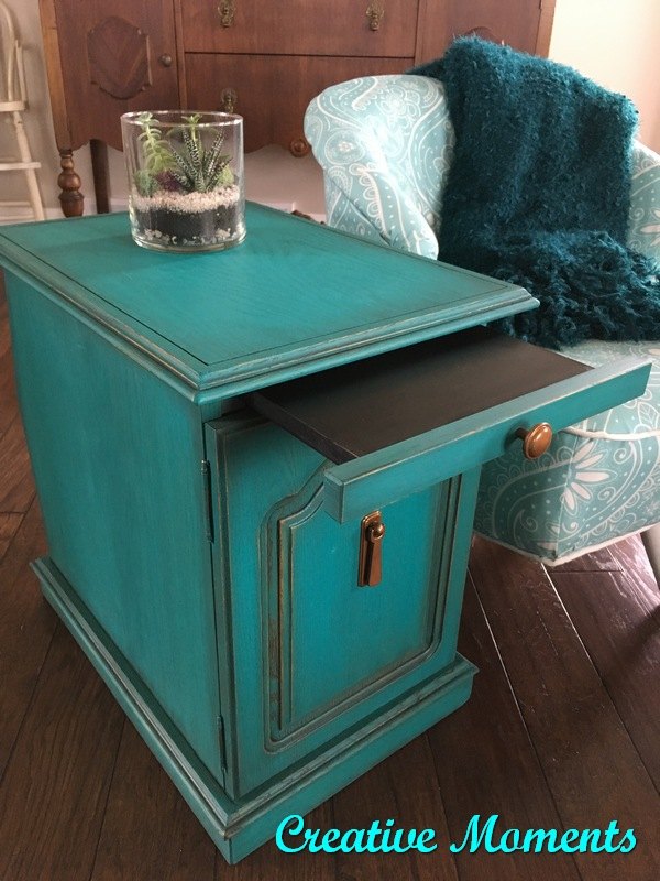 la mesa auxiliar se convierte en verde azulado