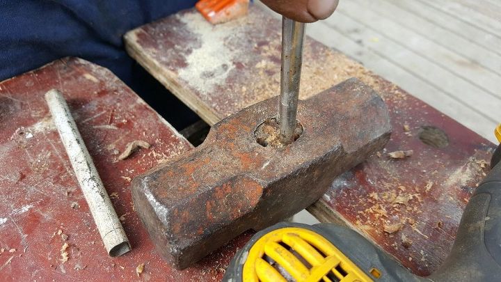 substituindo uma ala de madeira quebrada em um martelo