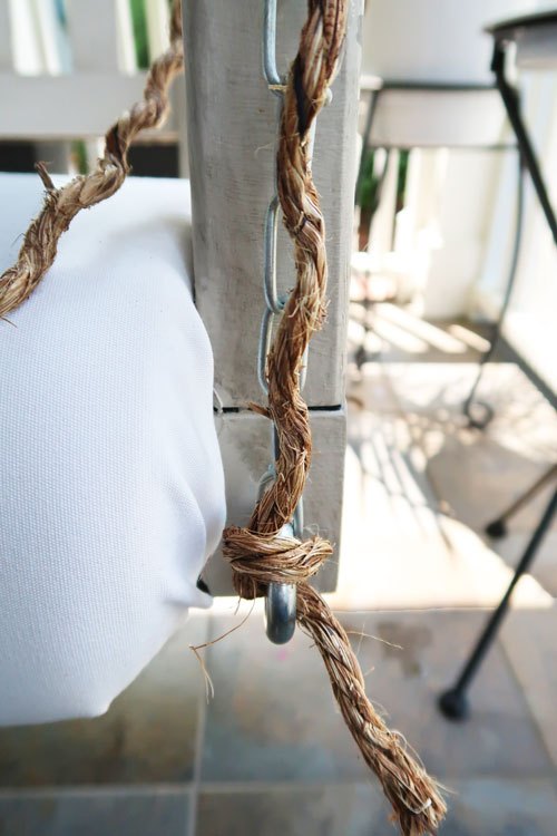 envuelva la cuerda alrededor de una cadena de columpio para un aspecto personalizado