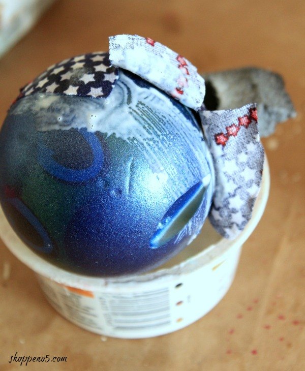 transforme uma bola saltitante em uma esfera decorativa
