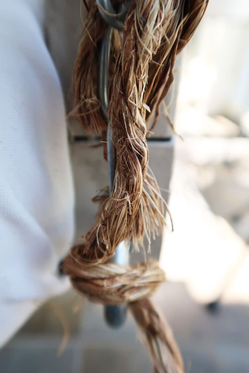 envuelva la cuerda alrededor de una cadena de columpio para un aspecto personalizado, Ate la cuerda a la argolla del gancho para mantenerla en su sitio