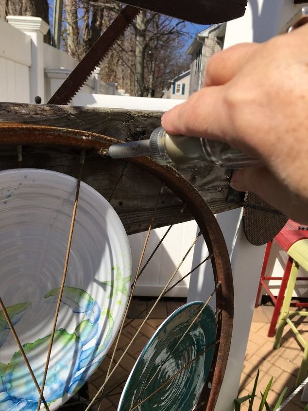 rueda de bicicleta en el patio trasero para reciclar