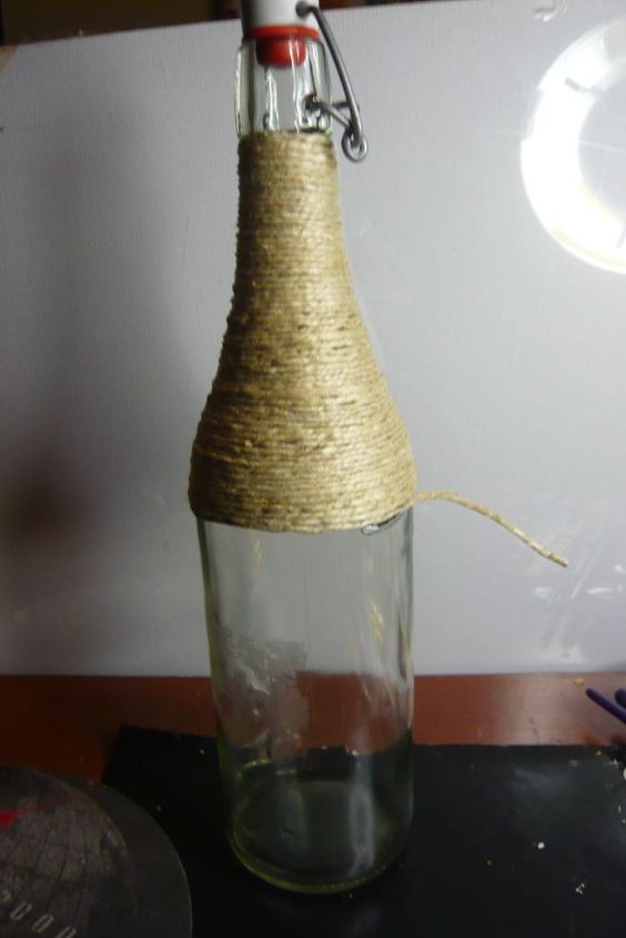 arte de la botella alterada usando hilo y alfileres de ropa