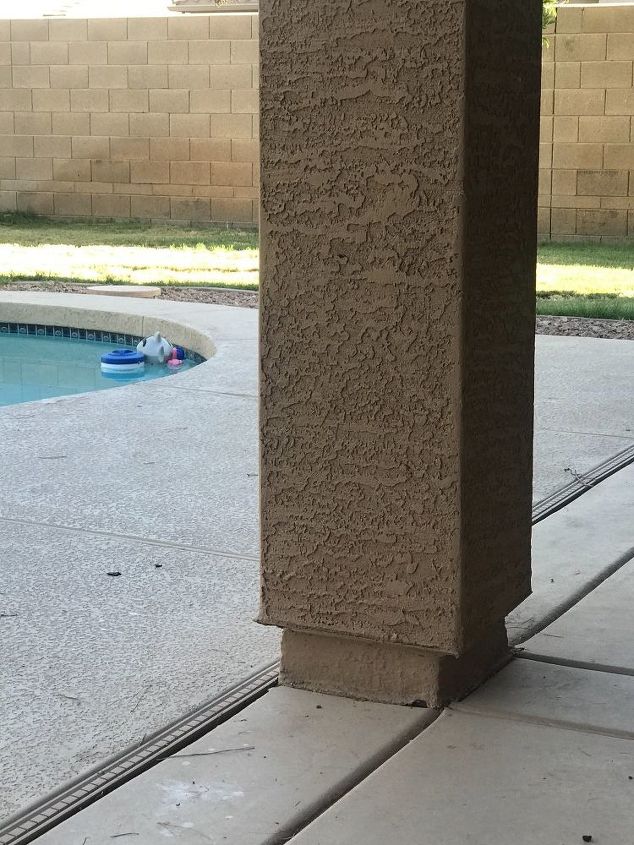 los viejos y feos pilares de estuco del patio necesitan ser mejorados