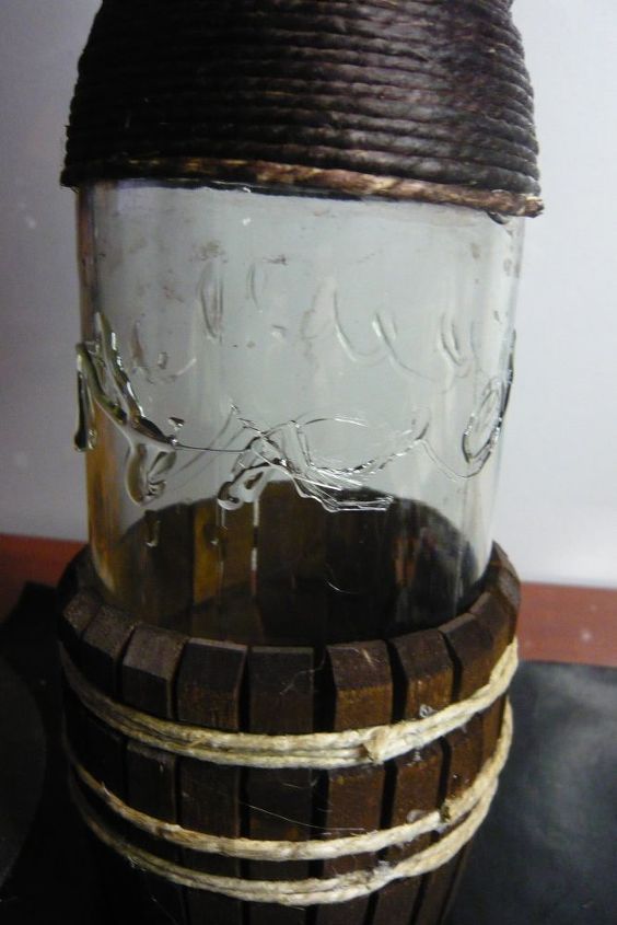 arte de la botella alterada usando hilo y alfileres de ropa