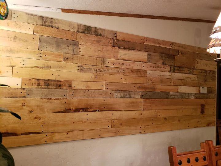 sala de jantar com parede revestida de madeira recuperada por menos de us 10 00
