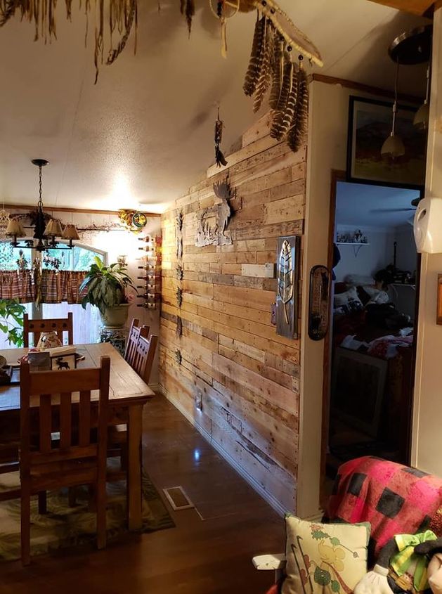 sala de jantar com parede revestida de madeira recuperada por menos de us 10 00