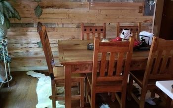  Sala de jantar com parede revestida de madeira recuperada por menos de US$ 10,00
