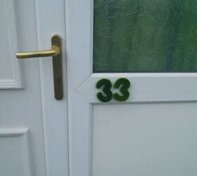 13 spectacular ways to display your house number, Faux Grass