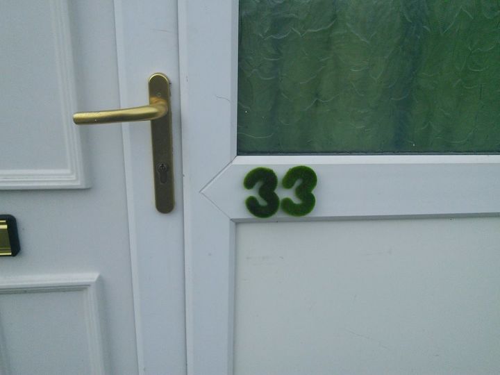 13 spectacular ways to display your house number, Faux Grass