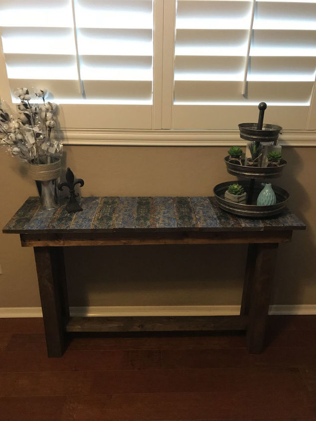 transforma una mesa vieja usando servilletas, Mesa cubierta con servilletas DIY
