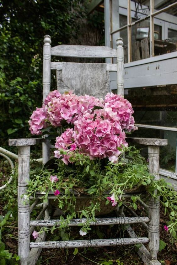 crea una jardinera con una silla vieja