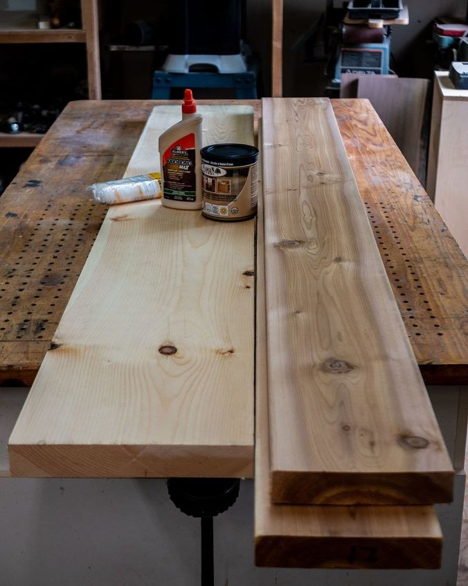 mesa de canto flutuante de pinho e cedro