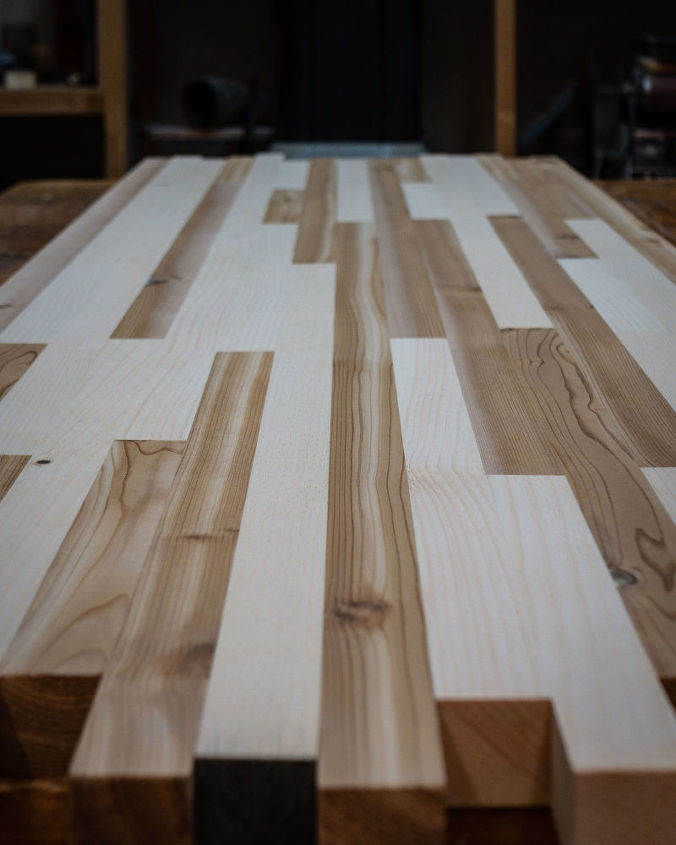 mesa de canto flutuante de pinho e cedro