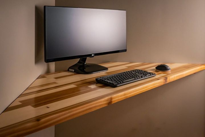 escritorio de esquina flotante de pino y cedro