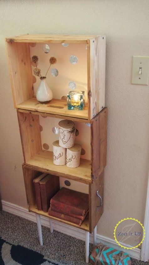 uma estante com gavetas de bolinhas