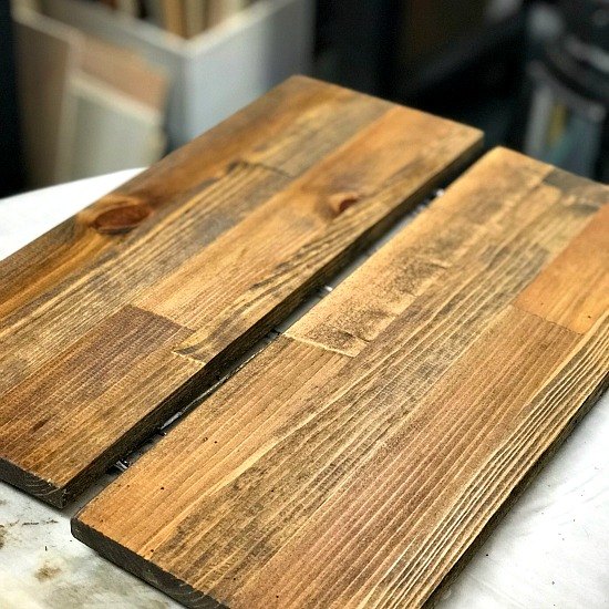 estantes de madera recuperada para el bao