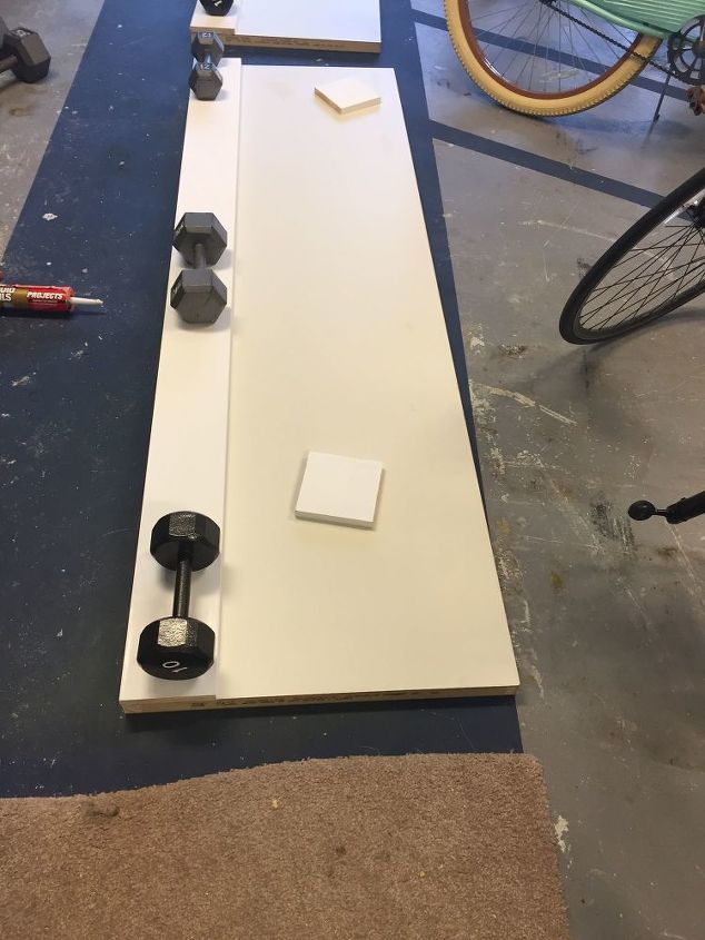 escritorio de bricolaje con una puerta hueca y un cubo de almacenamiento