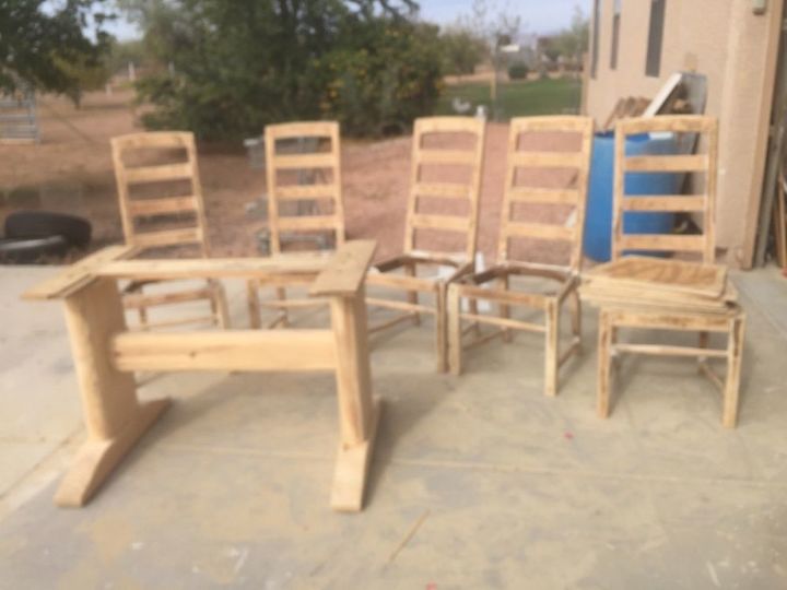 mesa y sillas con diseo de pavo real