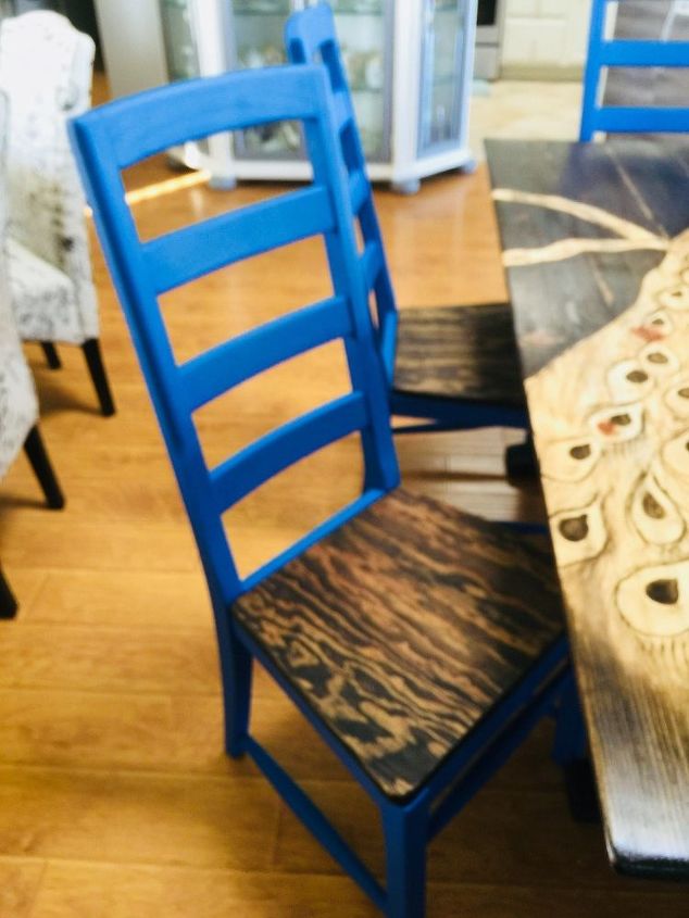 mesa y sillas con diseo de pavo real