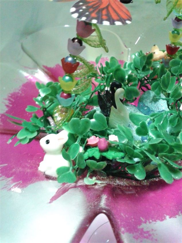 este plato de flores hace de jardinero para el jardn de hadas y su estanque