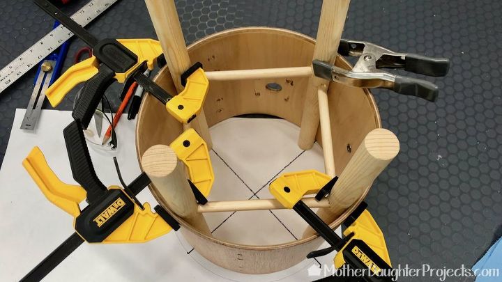 como transformar um velho tambor de madeira em uma mesa lateral