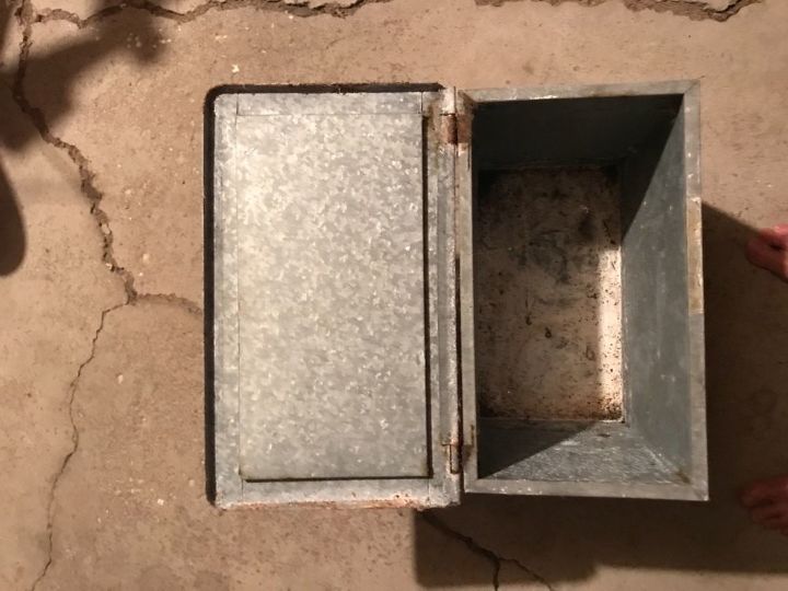 q ow do i clean a vintage metal insulated porch milk box