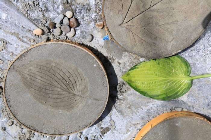 20 easy concrete projects that anyone can make, Leaf Print Concrete Stepping Stones
