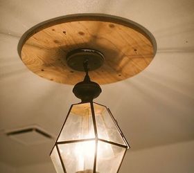 Cómo instalar una lámpara colgante con un medallón de madera contrachapada