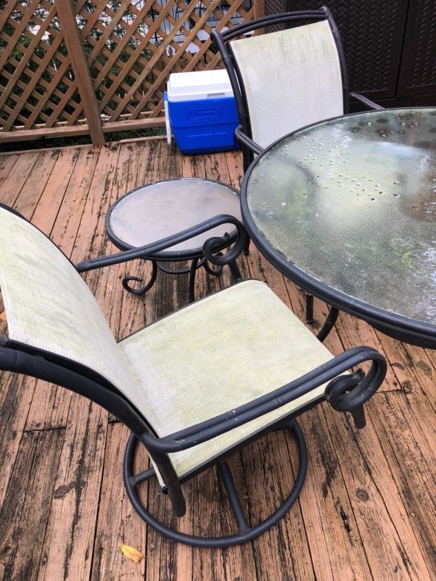 q como posso limpar cadeiras de jantar de malha de patio