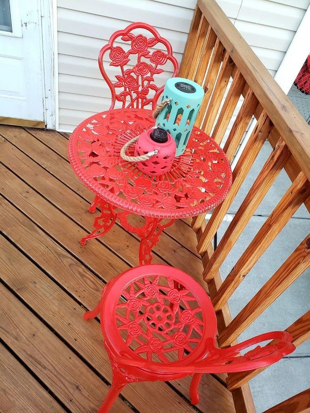 mesa e cadeiras pintadas com spray